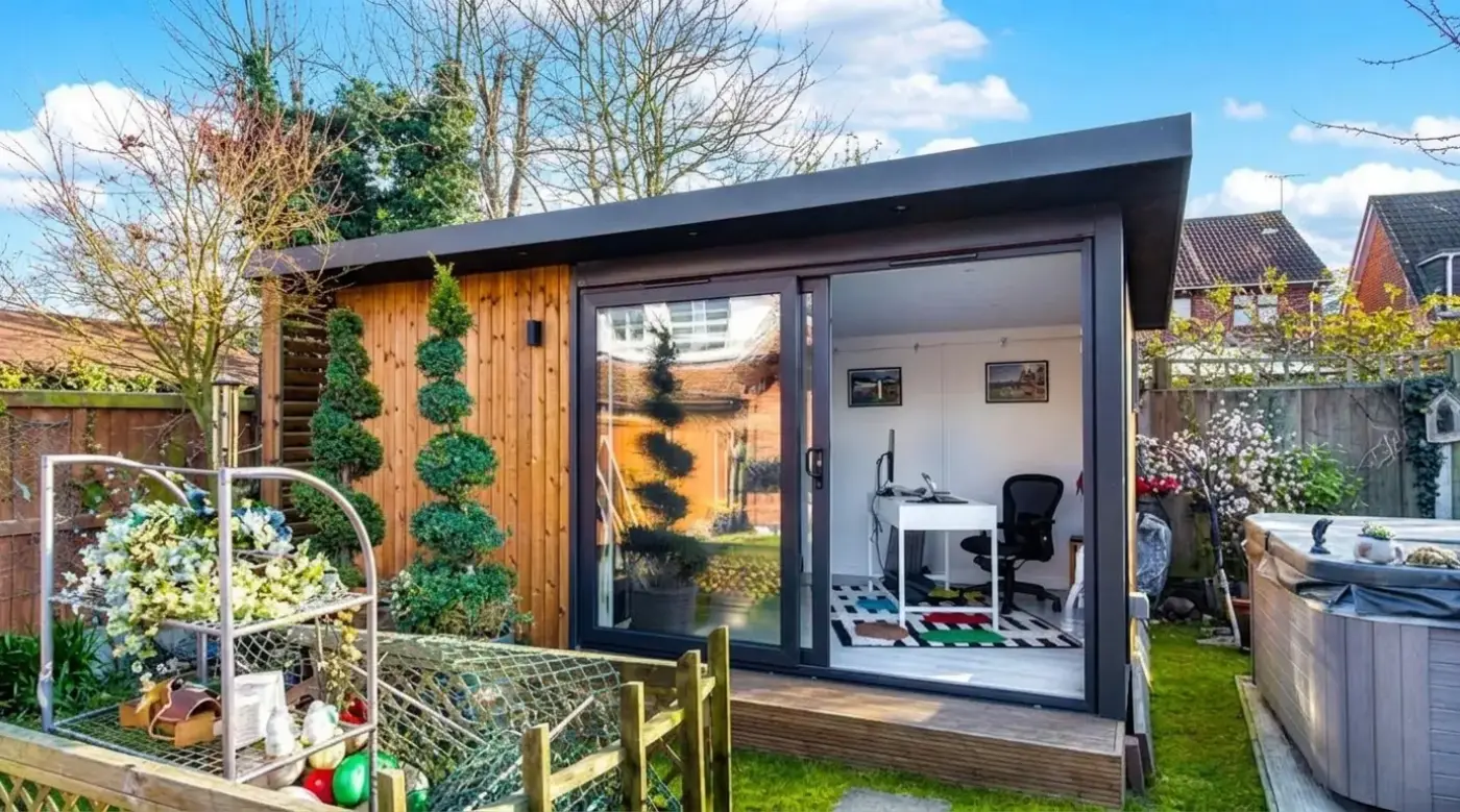 Studio de jardin bois clé en main dans un jardin à Toulouse